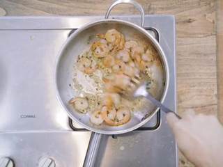 5、马铃薯沙拉三明治&炒虾杂菜沙拉,1-5 加适量海盐、黑胡椒粉炒熟