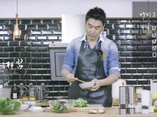 6、马铃薯沙拉三明治&炒虾杂菜沙拉,1-6 洋葱切片,和各种蔬菜混合后加入酱汁搅拌均匀