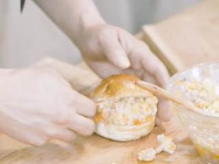 12、马铃薯沙拉三明治&炒虾杂菜沙拉,2-4 餐包横切,放入搅拌好的沙拉