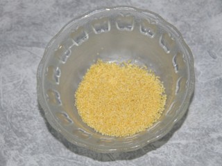 2、银耳百合大米小米粥,小米