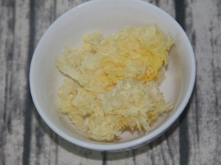 3、银耳百合大米小米粥,干银耳一块