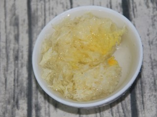 4、银耳百合大米小米粥,用水泡上
