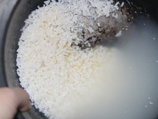 7、银耳百合大米小米粥,小米和大米淘完之后也用水泡一晚上