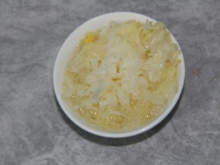 9、银耳百合大米小米粥,银耳泡好，撕成小朵