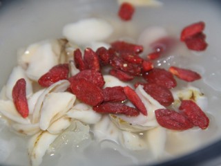 12、银耳百合大米小米粥,再放枸杞