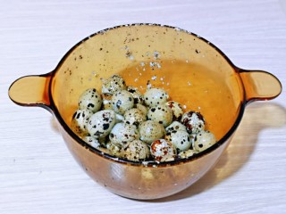 5、酱香啤酒鹌鹑蛋,铛铛铛～鹌鹑蛋的皮全部裂开啦！