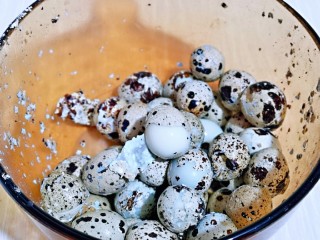 6、酱香啤酒鹌鹑蛋,轻轻一拉就下来啦！