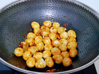 12、酱香啤酒鹌鹑蛋,小火翻炒2分钟。