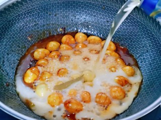 15、酱香啤酒鹌鹑蛋,倒入一听啤酒。