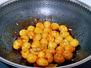 17、酱香啤酒鹌鹑蛋,直到汤汁浓稠，不要将汤汁收干，留一点汤汁更入味。