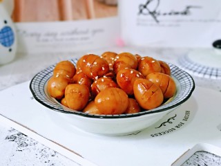 18、酱香啤酒鹌鹑蛋,盛出，撒上熟白芝麻。简直太好吃了。不油不腻，满口酒香～