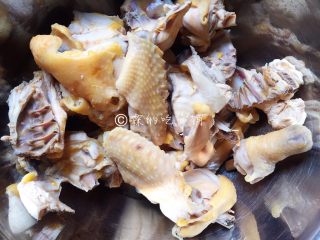 4、小鸡炖蘑菇,随后冲洗干净，备用。