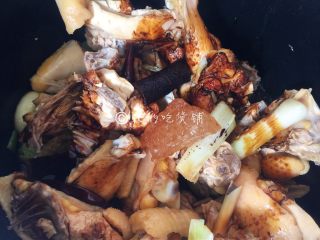 11、小鸡炖蘑菇,再加上冰糖。