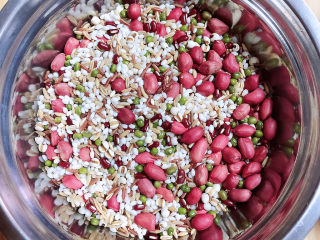 1、腊八粥,准备好糯米、糙米、薏米、红米、燕麦米、红豆、绿豆、红皮花生。