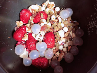 5、腊八粥,将所有食材放入高压锅中。