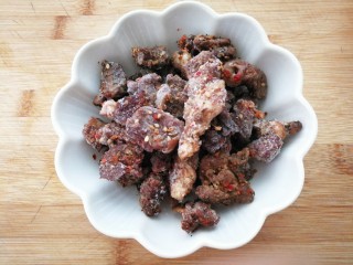 3、减脂系#白玉菇煎烤牛肉#,这是吃烧烤时烤熟的牛肉串撸下来放在冰箱内保存的,取出一些用来煎白玉菇,别有一番风味。