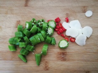 6、减脂系#白玉菇煎烤牛肉#,一个红米椒切段,小青椒切段。