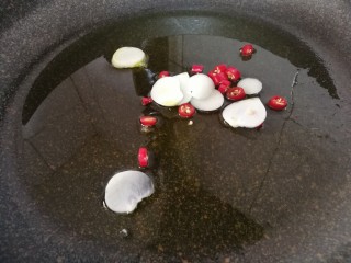 8、减脂系#白玉菇煎烤牛肉#,油烧热后,放入小米椒蒜片儿,小火煸炒。