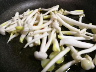 10、减脂系#白玉菇煎烤牛肉#,放入白玉菇。