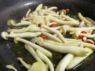 11、减脂系#白玉菇煎烤牛肉#,翻炒几下。