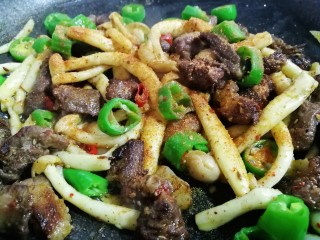 15、减脂系#白玉菇煎烤牛肉#,撒上少许麻辣鲜。