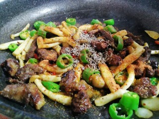 16、减脂系#白玉菇煎烤牛肉#,一小把孜然。