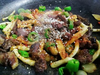 17、减脂系#白玉菇煎烤牛肉#,适量的白芝麻。