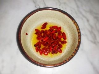4、红豆花生燕麦粥,枸杞十克。洗干净沥水备用。