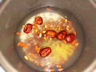7、红豆花生燕麦粥,加入1000克冷水。