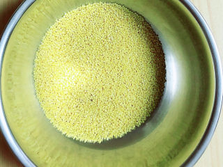 2、玉米南瓜粥,准备好小米。