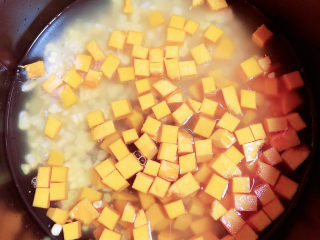 6、玉米南瓜粥,将食材放入高压锅中，加入适量水，选择煮粥键。