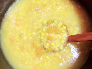 9、玉米南瓜粥,边熬边搅拌，让粥变得粘稠细腻。