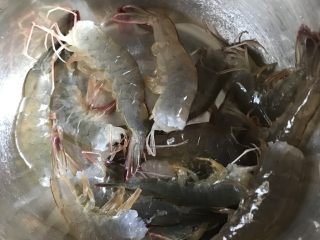 1、一碗虾粥,大虾洗净去头挑虾线