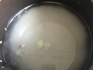 3、一碗虾粥,用泡鱿鱼的水和洗好的米，姜片一起煮