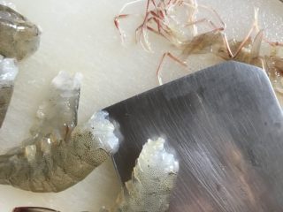 4、一碗虾粥,大虾去足开背