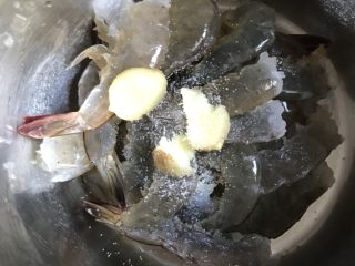 5、一碗虾粥,加入姜片，盐腌制半小时
