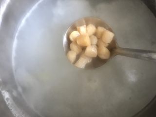 6、一碗虾粥,粥里加入干贝继续煮