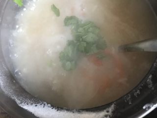 12、一碗虾粥,加入香菜就可以了