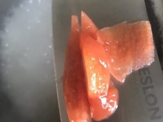 9、一碗虾粥,番茄去皮切小块放粥里煮