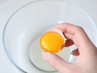 2、黑米糕,鸡蛋蛋清蛋白分离，装蛋清的盆要干净无油无水；