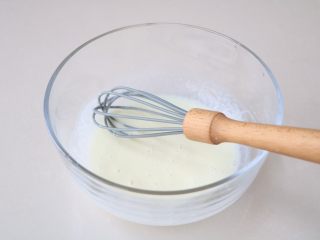 3、黑米糕,色拉油、牛奶混合，搅打均匀，
