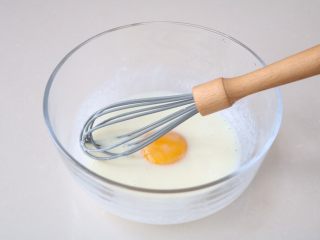 4、黑米糕,蛋黄分次加入搅拌均匀；