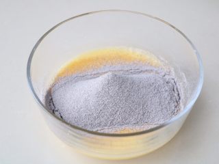 6、黑米糕,黑米分次过筛筛到蛋糊里，Z字形拌均匀；