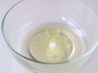 8、黑米糕,细糖分次加蛋白打发，