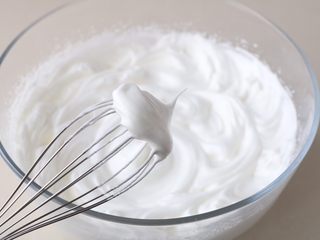 9、黑米糕,打到提起打蛋器有尖峰时即可；