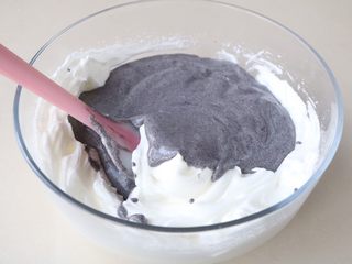 11、黑米糕,拌好的蛋糊倒入剩下的蛋白霜里，用同样的手法再次拌均匀；