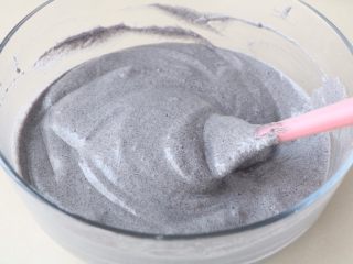 12、黑米糕,拌好的米糊细腻，为蓬松轻盈的状态就是可以的；