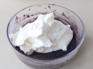 10、黑米糕,分3/1蛋白加入到米糊里，用翻拌的方式拌均匀；