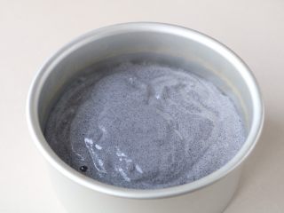 13、黑米糕,拌好的蛋糊倒入6寸戚风模具里，轻震2下震出大气泡；