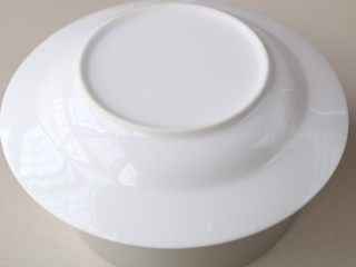 14、黑米糕,倒扣一个浅盘上去；